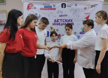 Силен тот, кто  помогает.